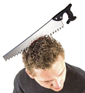 Scherz-Artikel Säge im Kopf lang Fasching Blut Karneval Halloween Kostüm Verkleidung Horror Zombie Spielzeug Apokalypse