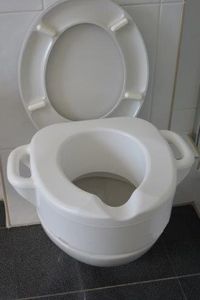 Toilettensitzerhöhung mit 2 Griffen