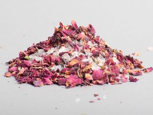 Rosenblüten-Salz - Blütensalz - Gewürzsalz - grobes Steinsalz mit Rosenblüten - 100g