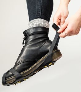 Navaris Mikro-Spikes für Schuhe - Silikon Mikro Schuhspikes mit 10 Metall Stollen - Schnee Eis Wandern Sport - Schuhkrallen für Damen Herren Kinder
