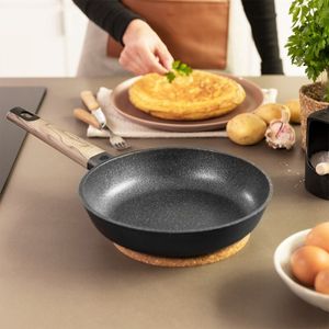 Vysoce kvalitní litá hliníková pánev o průměru 28 cm s 6 vrstvami a maximálně nepřilnavým povrchem Teflon™, bez , s difuzérem na dně, plně indukční.