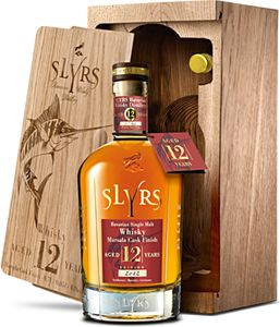 SLYRS Single Malt Whisky Aged 12 Years Marsala Cask Finish 43%vol. 0,7 l + 0,05 l im Eichenblock