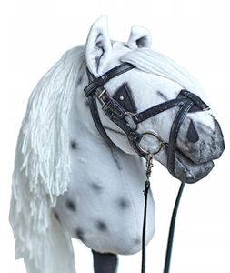 Steckenpferd Hobby Horse VIP - Pferd am Stock Spielzeug für Kinder Plüschpferd Hobby Horsing Pferd Größe A4, Stocklänge 45 cm, Tarant Weiss/Grau