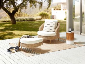 BELIANI Gartensessel mit Fußhocker Naturfarbener Farbton Weiße Kissen PE Rattan Boho Design Outdoor Sitzmöbel