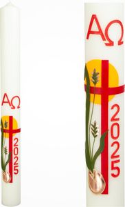 Osterkerze, verziert mit der aktuellen Jahreszahl. Die hochwertige Altarkerze stammt  und enthält 10 % Bienenwachs. Sie ist in der Farbe Elfenbein gehalten und hat die Größe 800 x Ø 80 mm. Hergestellt in Handarbeit mit traditionellen, österlichen Wachsornamenten.