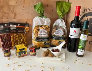 Präsentkorb Griechenland - Geschenkkorb gefüllt mit Rotwein, Olivenöl, Oliven, Olivenpaste, Gersten-Trockenbrotstücke - 9-teiliges Delikatessen Geschenkset