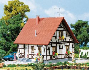 Faller H0 130222 Bausatz Einfamilienhaus mit Fachwerk