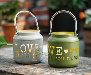 2x Windlicht "Love" aus Metall mit Schriftzug, Retro Laterne mit Henkel, Vintage Hängewindlicht, Gartendeko für Draußen