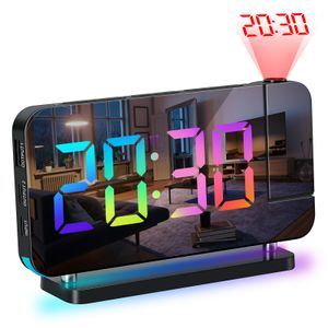 Projektionswecker fuer Schlafzimmer, 7-Zoll-RGB-bunte LED-Digitaluhr mit Spiegeloberflaeche, 6-stufiger Helligkeitsdimmer, USB-Ladegeraet, Schlummerfunktion, 12/24 Stunden, 11 Farben, 180-Grad-Projektor an der Decke