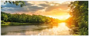 Wallario Premium Glasbild, freischwebende Optik, kräftige Farben, Größe 125 x 50 cm Motiv Sonnenuntergang am Fluss in grüner Umgebung
