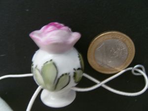 Porzellan Tropfenfänger Rosen Vase, handbemalt für Kaffee- o. Teekannen, Figur Blume