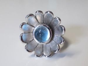 Silber Ring als Blüte mit Blautopas Cabochon 925