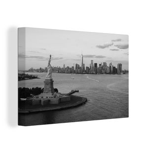 OneMillionCanvasses® - Leinwandbilder - 120x80 cm, Freiheitsstatue mit New Yorker Skyline in schwarz-weiß, Wandbilder Kunstdruck Wanddekoration - Foto auf Leinwand - Gemälde auf - Wanddekorationen - Wohnzimmer