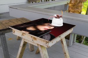 Wallario selbstklebende Möbelfolie/ Tischdecke für Innen und Außen, Größe: 100 x 100 cm - Lady in Black - Sexy Dame mit gefährlichem Charme