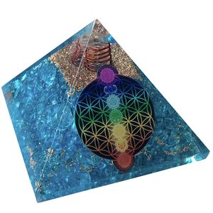 CHONIT Orgonit Pyramide, Chakra-Mix türkis mit Symbol Blume des Lebens, EMF-Schutz gegen Strahlung, klein mit Bergkristall als Deko für zu Hause