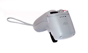 DJI FPV Motion Controller, Kompaktný a intuitívny jednoručný ovládač pohybu FPV dronu, Ovládanie dronu jednou rukou pomocou joysticku, Výdrž batérie 300 minút, Hmotnosť 167 g