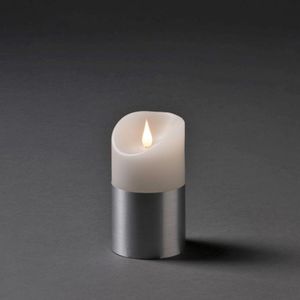 LED Kerze mit silberfarbener Banderole - Echtwachs - 3D Flamme - Timer - H: 13,5cm, D: 7,5cm - weiß
