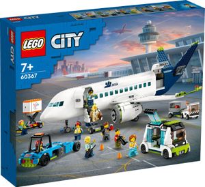 LEGO 60367 City Passagierflugzeug Spielzeug-Set, großes Flugzeug-Modell mit Fahrzeugen des Flughafen-Bodenpersonals: Vorfeldbus, Pushback-Schlepper, Catering-Lader, Gepäckwagen und 9 Minifiguren