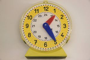 Wissner® aktiv lernen Lernspielzeug Schüleruhr classic, synchrones Uhrwerk RE-Plastic® Uhrzeit lernen Uhr Lernuhr