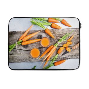 MuchoWow® Laptop Hülle 14 ZollFrischer Karottensaft und roheKarotten auf einem rustikalen Holzbrettchen Laptoptasche - Laptoptasche - Stoßsicher - Schutzhaube