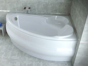 BADLAND Eckbadewanne Badewanne Finezja RECHTS 170x110 mit Acrylschürze, Füßen und Ablaufgarnitur GRATIS