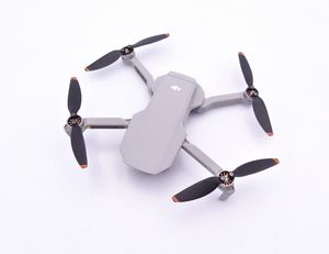 DJI Mini 2 Fly More Combo - ultralehká a skládací kvadrokoptéra s dronem