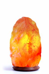 SalNatural Naturform (Salzkristalllampe bekannt als Salz) aus der Salt Range Punjab, Pakistan auf einem Edelholzsockel incl 1.5m Kabel mit Lampenfassung E14 & Schalter + 2x Glühbirnen 15W