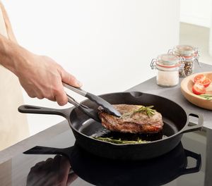 Navaris Gusseisenpfanne Eisenpfanne Bratpfanne aus Gusseisen - Ø 25cm Gusspfanne rund - gusseiserne Pfanne Grillpfanne für Herd Backofen Grill Navaris Gusseisenpfanne Eisenpfanne Bratpfanne aus Gusseisen - Ø 25cm Gusspfanne rund - gusseiserne Pfanne Grillpfanne für Herd Backofen Grill