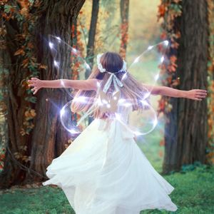 Leuchtende Feenflügel, LED leuchtende Elfenflügel für Erwachsene Frauen Schmetterlingsflügel für Kinder verkleiden Feen Engel Prinzessin (weiß)