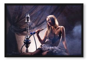 Schöne Frau mit Shisha Poster im Bilderrahmen / Format: 100x70cm / Kunstdruck gerahmt