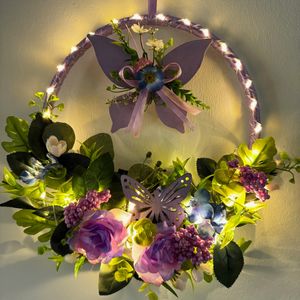 Dekokranz, Türkranz mit LED-Beleuchtung zum Aufhängen für Frühling & Sommer mit Timer, künstlichen Blumen und Schmetterlingen - Lila