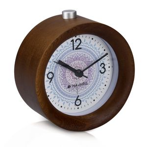 Navaris Analog Holz Wecker mit Snooze - Retro Uhr Rund mit Design Ziffernblatt Alarm Licht - Leise Tischuhr Ohne Ticken - Naturholz in Dunkelbraun