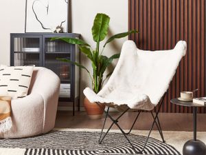 BELIANI Sessel Weiß Webpelz mit Haarnadel Metallgestell Retro Stil Butterfly-Sessel Schmetterlingssessel Flur Diele Wohnzimmer Schlafzimmer Sitzmöbel