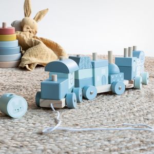 Navaris Holzzug Spielzeug für Mädchen und Jungen - Zug Lokomotive Holz mit Würfel - Eisenbahn inkl. Holzbausteine - Holzeisenbahn zum Nachziehen