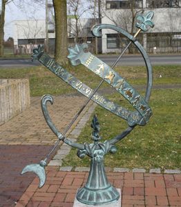 Bronzefigur Sonnenuhr mit Sternzeichen Zeitmesser Gartendekoration