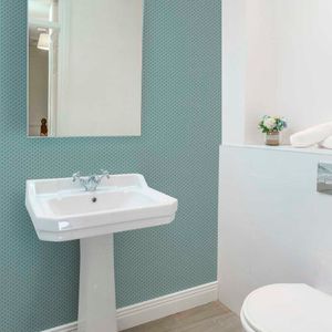 Contour Vlies Tapete Sechseck Glitter Blau Antibakterielle Eigenschaften speziell für Bad oder Küche 10 m x 0.52 m