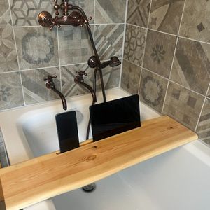 Badewannenablage Fichte mit Nut für Smartphone und Tablet