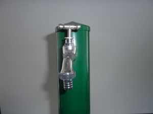 tomco Wasserzapfstelle rund aus Stahl pulverbeschichtet 100 cm  grün , Wassersäule mit Abdeckkappe CAP 1 aus Stahlblech mit Wasserhahn  1/2“ chrom