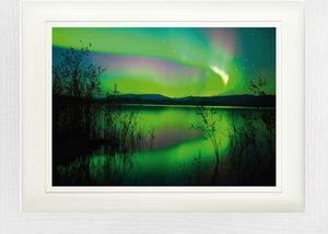 Polarlichter Gerahmtes Bild Mit Edlem Passepartout | Wand-Bilder | Im Bilderrahmen - Polarlicht Spiegelt Sich Im See (30 x 40 cm)