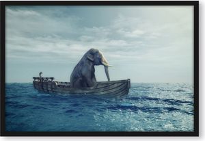 lustig sitzender Elefant im Boot Poster im Bilderrahmen / Format: 38x30cm / Kunstdruck gerahmt