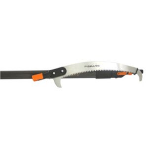 Súprava Fiskars obsahuje zahnutú pílu Fiskars na prerezávanie stromov a teleskopickú dlhú násadu Fiskars s dĺžkou od 228 cm do 400 cm.