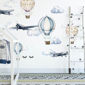 INSPIO - Samolepky na zeď - Akvarelová letadla a balóny do dětského pokoje - Samolepky na zeď - Auta a dinosauři, Akvarelové samolepky - Dětský pokoj, Pro kluky - Modrá - Krémová - Textilní samolepka na zeď, kterou můžete znovu nalepit