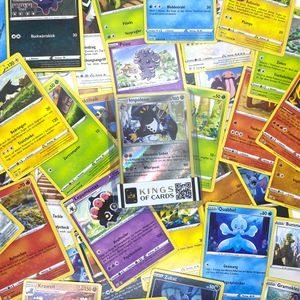 Pokemon Kartenpaket mit 50 Karten und einer Holokarte + KingsofCards Toploader Boosterfrisch Geschenkset Starterset Deutsch