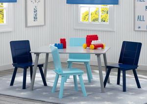 Delta Children Sitzgruppe rechteckiger weißer Tisch + und 4 blaue Holzstühle | sehr stabil, kippsicher und langlebig