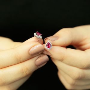 Entourage Diamant Drop Rubin Ohrringe 14 Karat Weißgold