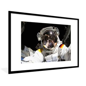 Poster mit Rahmen - Astronaut - Weltraum - Helm - 90x60 cm - Poster mit zchwarzem Bilderrahmen