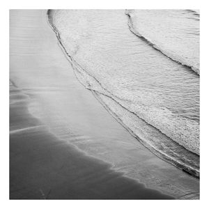 Leinwandbild - Leichter Wellengang am Strand Schwarz Weiß - Quadrat 1:1, Größe HxB:40cm x 40cm - Canvas