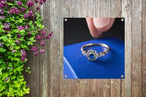 Gartenposter - Verlobungsring mit einem Saphir - 50x50 cm