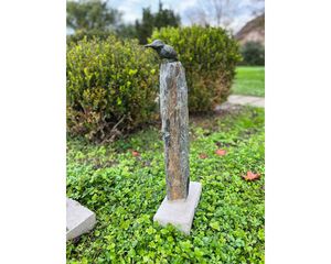 Gartenfigur Parick Rottenecker Eisvogel mit Schiefersäule aus Bronze
