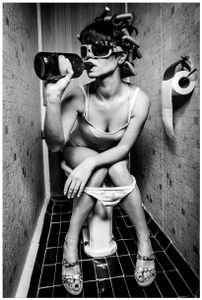 Wallario selbstklebendes Poster - Kloparty - Sexy Frau auf Toilette mit Weinflasche, Größe: 61 x 91,50 cm